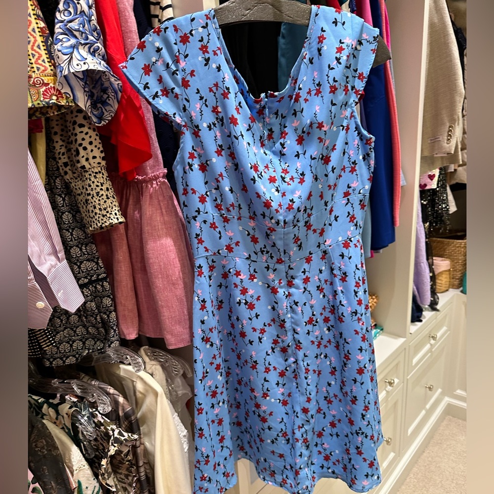 Adorable and sweet and flattering size 6 dress